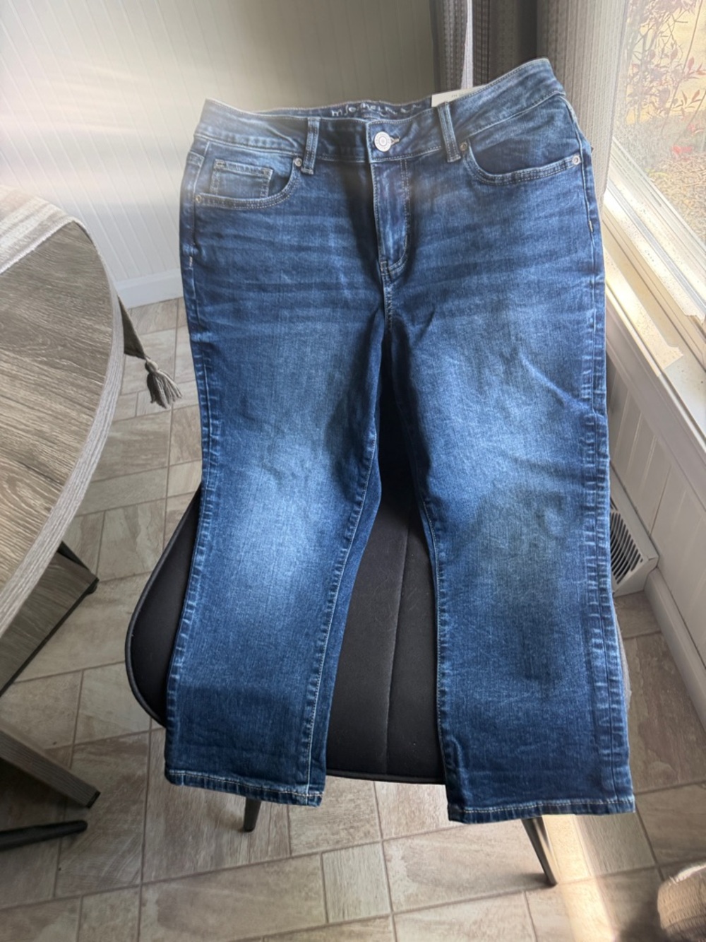 Maurices Women's Dark Blue Straight Leg Capri mid rise fit.